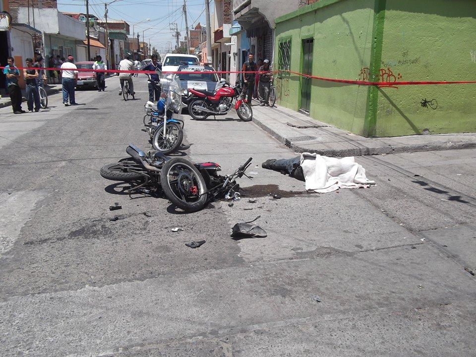 JOVENCITO FALLECE TRAS ESTRELLAR SU MOTO CON AUTOBÚS