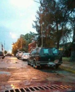 Vehículo del candidato de Nueva Alianza a fuera de la casa del alcalde en la col. Bellavista.