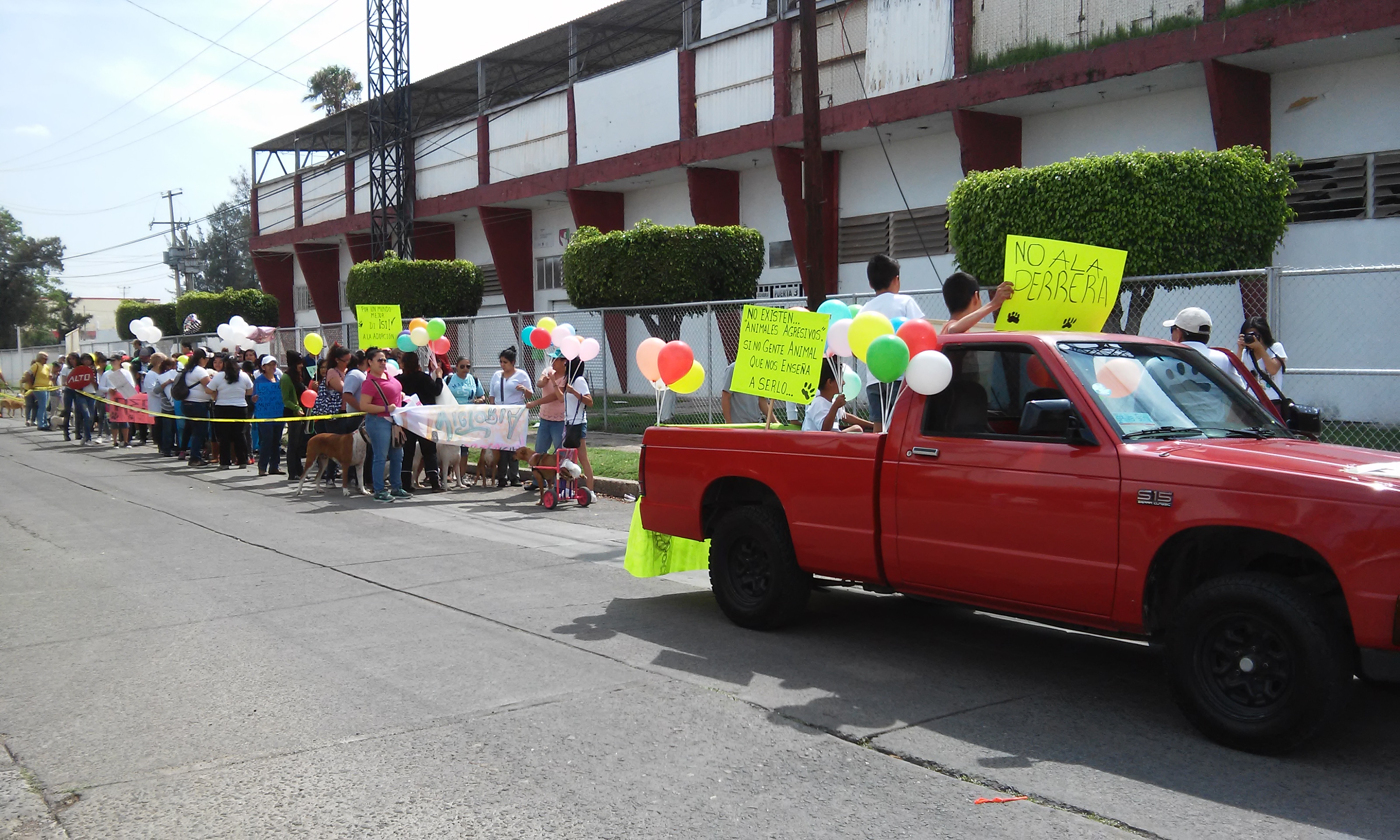 FAMILIAS COMPLETAS MARCHAN EN FAVOR DE LOS DERECHOS DE LOS ANIMALES