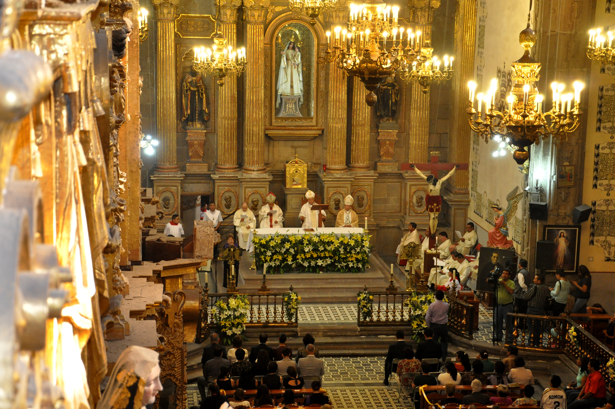 PRESIDEN: CARDENAL ALBERTO SUÁREZ INDA Y OBISPOS J.J. MARTINEZ ZEPEDA Y FRANCISCO MORENO BARRÓN MISA CONCELEBRADA POR LOS 400 AÑOS DE LA LLEGADA DE LOS AGUSTINOS A SALAMANCA.