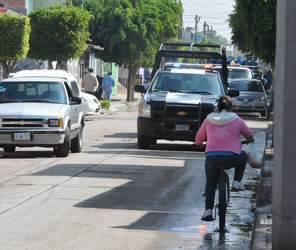 SIN BAÑOS, y AGUA  POLICÍAS EN VATIERRILLA