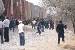 CELAYA, GUANAJUATO, 28MAYO2009.- A unos das de la visita de Felipe Caldern, Presidente de Mxico, 25 de Febrero del 2009, elementos de la Polica Federal montaron operativos para evitar del saqueo de granos de maz en los trenes de carga, esto en el municipio de Santa Teresita.  FOTO: ARCHIVO/ALFONSO VARGAS/AM CELAYA