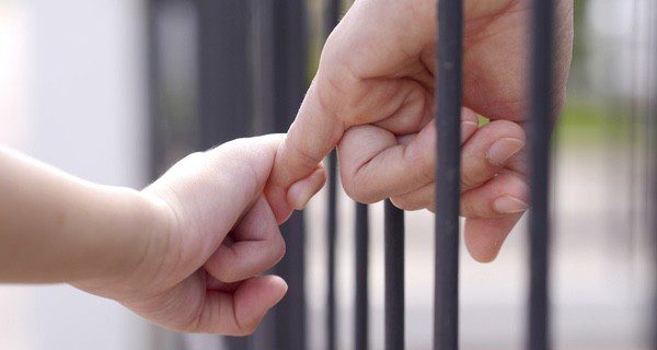 CÁRCEL A PAPÁS QUE NO DEJEN VER A SU OTRO PROGENITOR Y LOS PONGAN EN CONTRA.