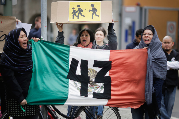 EPN es recibido con protestas en Alemania, activistas exigen justicia y alto a la corrupción y tortura en México.