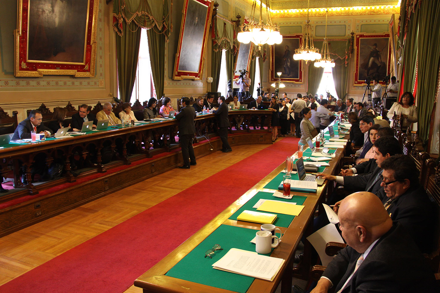 Diputados, magistrados y el gobernador se aumentan sueldo.