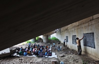 ninos-india-educacion-gratuita-debajo-de-un-puente-730x477 (1)