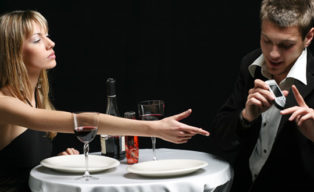 revisar-el-celular-de-tu-pareja-penado-por-ley