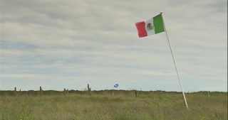 La bandera mexicana y, al fondo, la escocesa ondean en un terreno cerca del campo de golf Turnberry en Escocia, propiedad de David Milne, un opositor de Donald Trump, en esta imagen tomada de un video del miércoles 22 de junio de 2016. Milne colocó la bandera mexicana cerca de un campo de golf de Trump antes de su visita a Escocia esta semana. (STV vía AP) NO PUBLICAR EN REINO UNIDO, NO TELE, USO EXCLUSIVO PARA UNA VEZ, NO ARCHIVAR, NO VENTAS