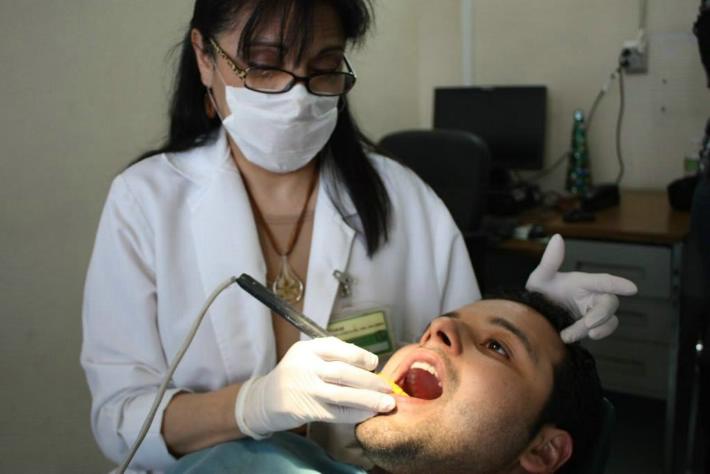 LAVARSE LOS DIENTES, LA MEJOR  DEFENSA CONTRA LA CARIES.