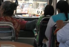 joven durmiendo en combi en servicio.