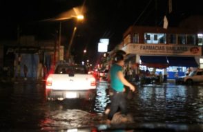 caminan en agua por la lluvia