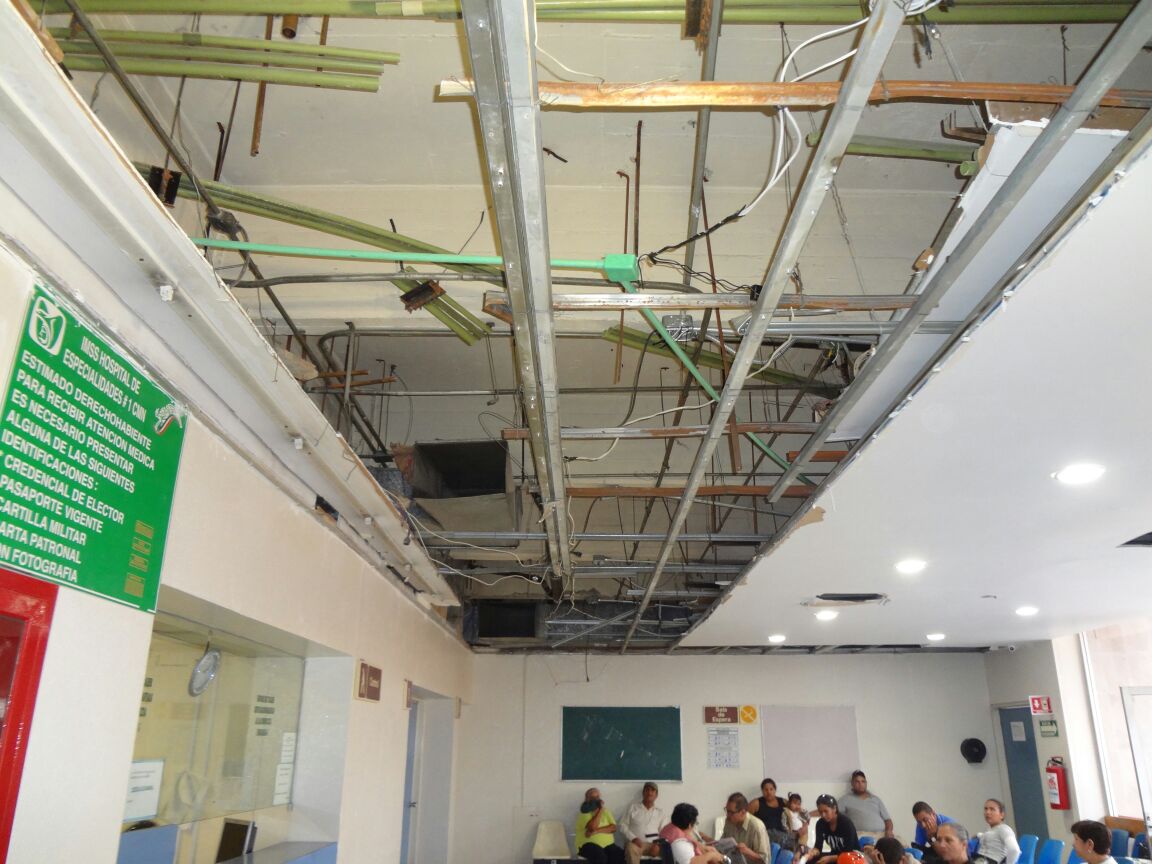 Se desploma plafón en clínica T1 del IMSS.