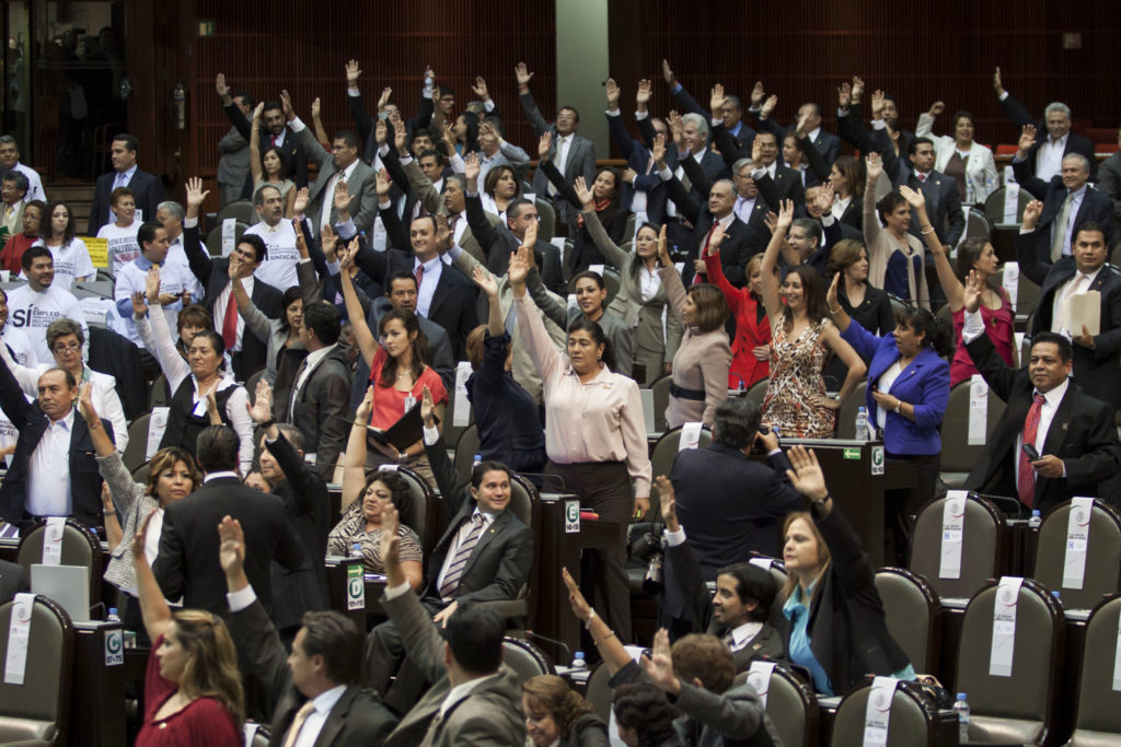 MÉXICO, D.F., 28SEPTIEMBRE2012.- Diputados del PRI realizan una votación durante el inicio de la discusión de la Reforma Laboral propuesta por el Jefe del Ejecutivo durante la sesión permanente que se realiza en la Cámara de Diputados. FOTO: RODOLFO ANGULO /CUARTOSCURO.COM