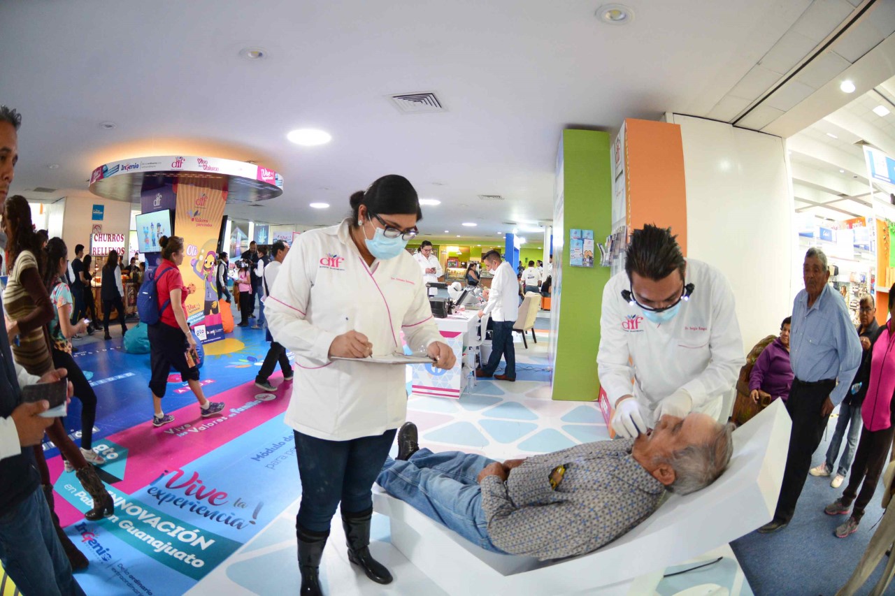 * DIF Estatal Realiza Diagnósticos Dentales a los Adultos Mayores en la Feria de León 2017.