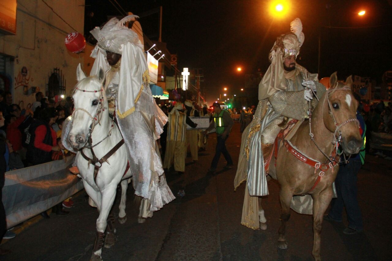 Cabalgata de Reyes Magos trae alegría a los irapuatenses