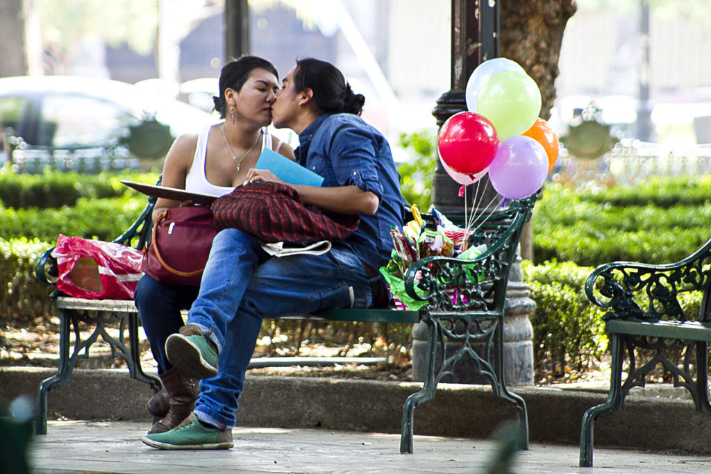 40214037. México.- Entre globos, besos y abrazos, parejas de enamorados celebran el Día del Amor y la Amistad, en parques y plazas públicas de la ciudad. NOTIMEX/FOTO/IVÁN BAUTISTA/FRE/HUM