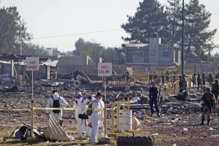 Trabajos de resguardo y peritaje, por parte de autoridades, en el mercado de pirotécnia de San Pablito, municipio de Tultepec, Edomex, donde ayer se dio una serie de explosiones que dejó al menos 31 muertos y 70 lesionados. Tultepec, Edomex