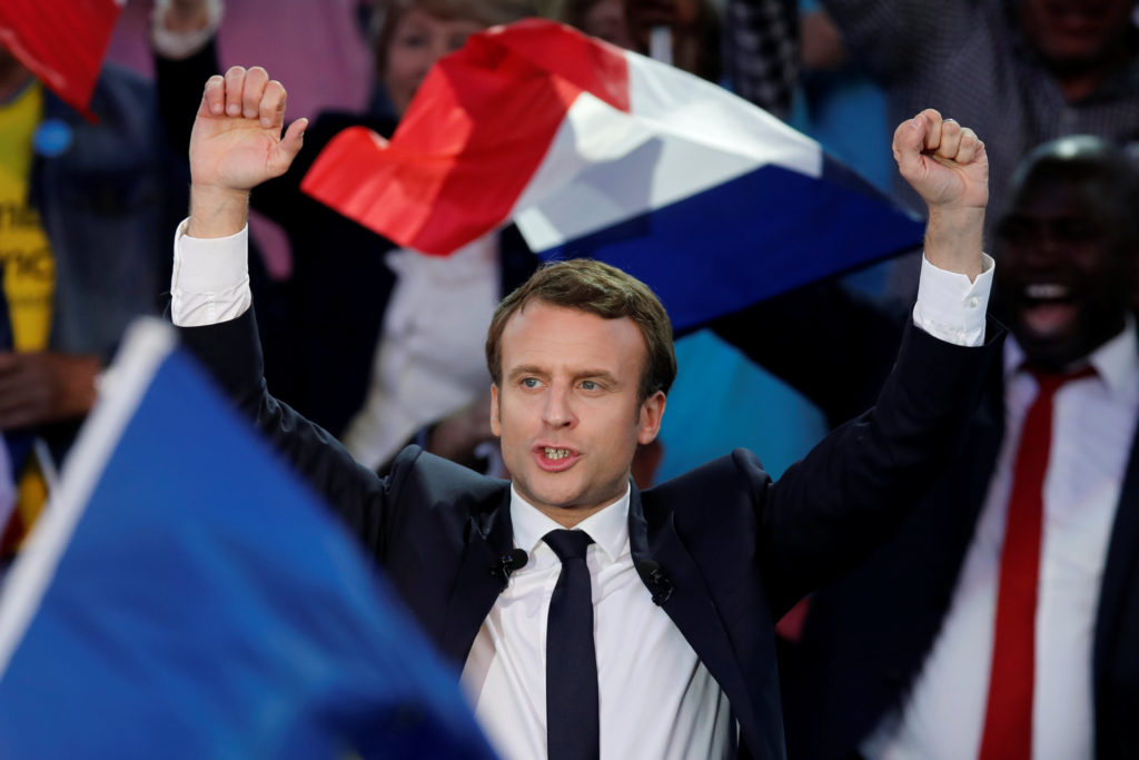 Emmanuel Macron, candidato de centro para las presidenciales, en un acto de campaña en Albi, Francia, 4 mayo, 2017. Desconocido para el público general hasta hace tres años y con sólo 39 años, Emmanuel Macron, un centrista y ex banquero de inversión, ha armado una maquina partidaria de la nada y es el favorito para ganar las elecciones presidenciales de Francia el domingo. REUTERS/Benoit Tessier