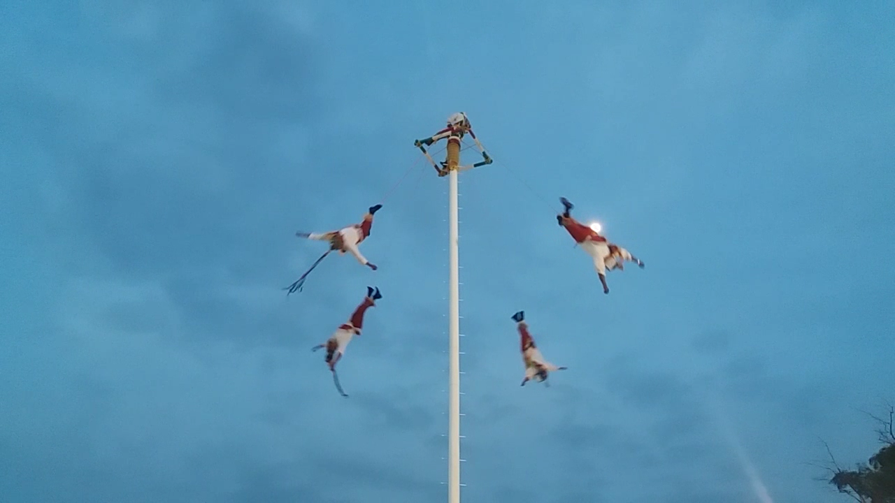 VOLADORES DE PAPANTLA TRADICIÓN QUE SE HEREDA DE GENERACIÓN EN GENERACIÓN
