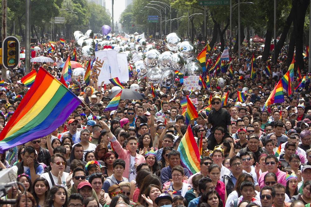 CIUDAD DE MÉXICO, 24JUNIO2017.- La edición XXXVIIII de la Marcha del Orgullo LGBTTTI partió del Ángel de la Independencia hacia el Zócalo cuyo lema es “Respeta mi familia, mi libertad y mi vida”. FOTO: ANTONIO CRUZ /CUARTOSCURO.COM