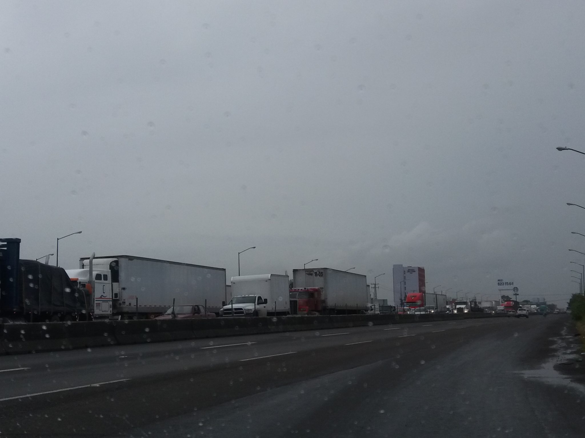 TIEMPO, DINERO Y GASOLINA HAN IVERTIDO AUTOMOVILISTAS QUE CIRCULAN POR LA CARRETERA FEDERAL 45 POR FALTA DE SEÑALAMIENTO SOBRE LA REHABILITACIÓN DEL CAMINO A LA COMUNIDAD DE CÁRDENAS