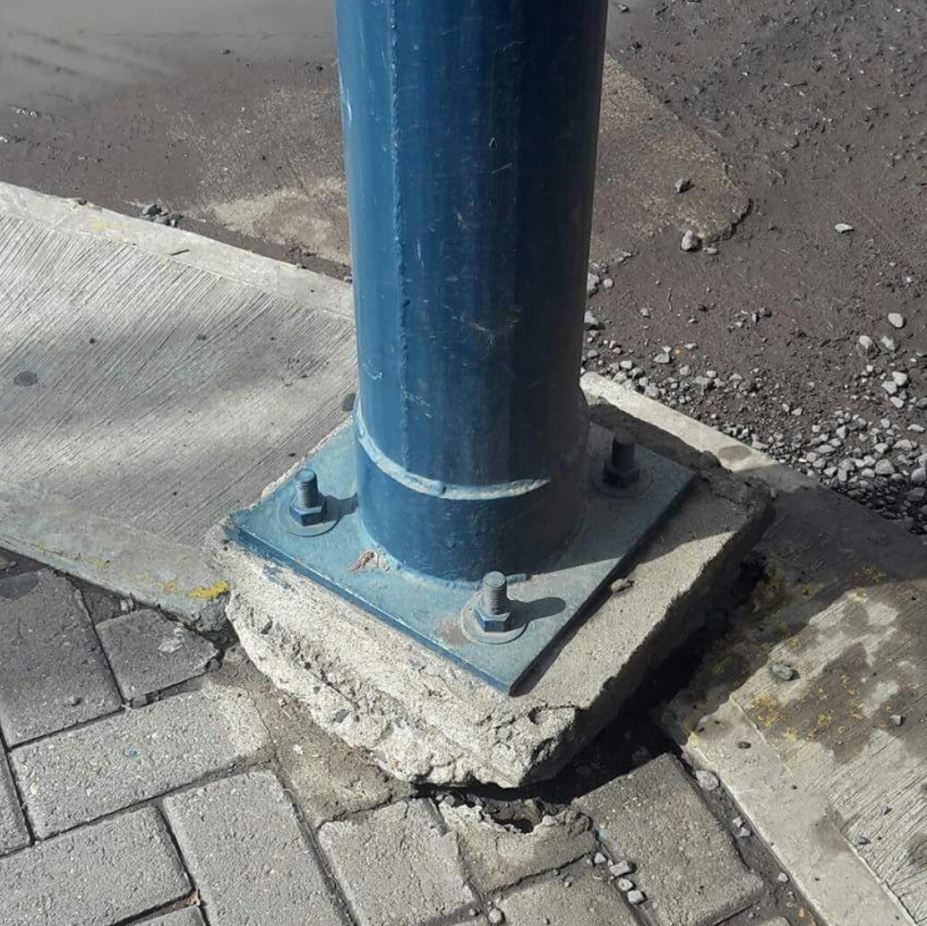 REPORTAN DESPRENDIMIENTO DE POSTE