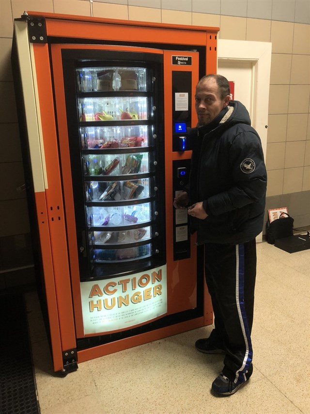 En el Reyno Unido primera máquina expendedora para personas sin hogar