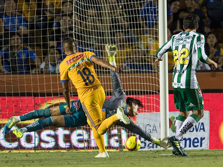 Tigres deja muy herido al León