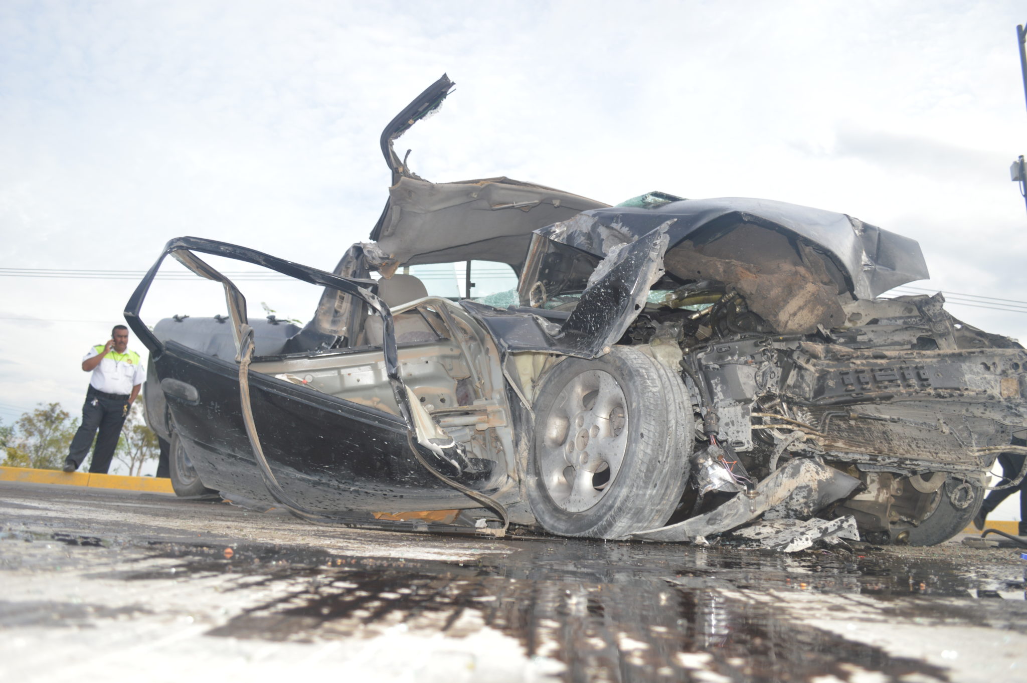 RESULTAN SEVERAMENTE LESIONADOS DESPUES DE HABERSE ESTRELLADO SOBRE EL BOULEVARD BICENTENARIO CON UNA MAQUINARIA PESADA EN MOVIMIENTO