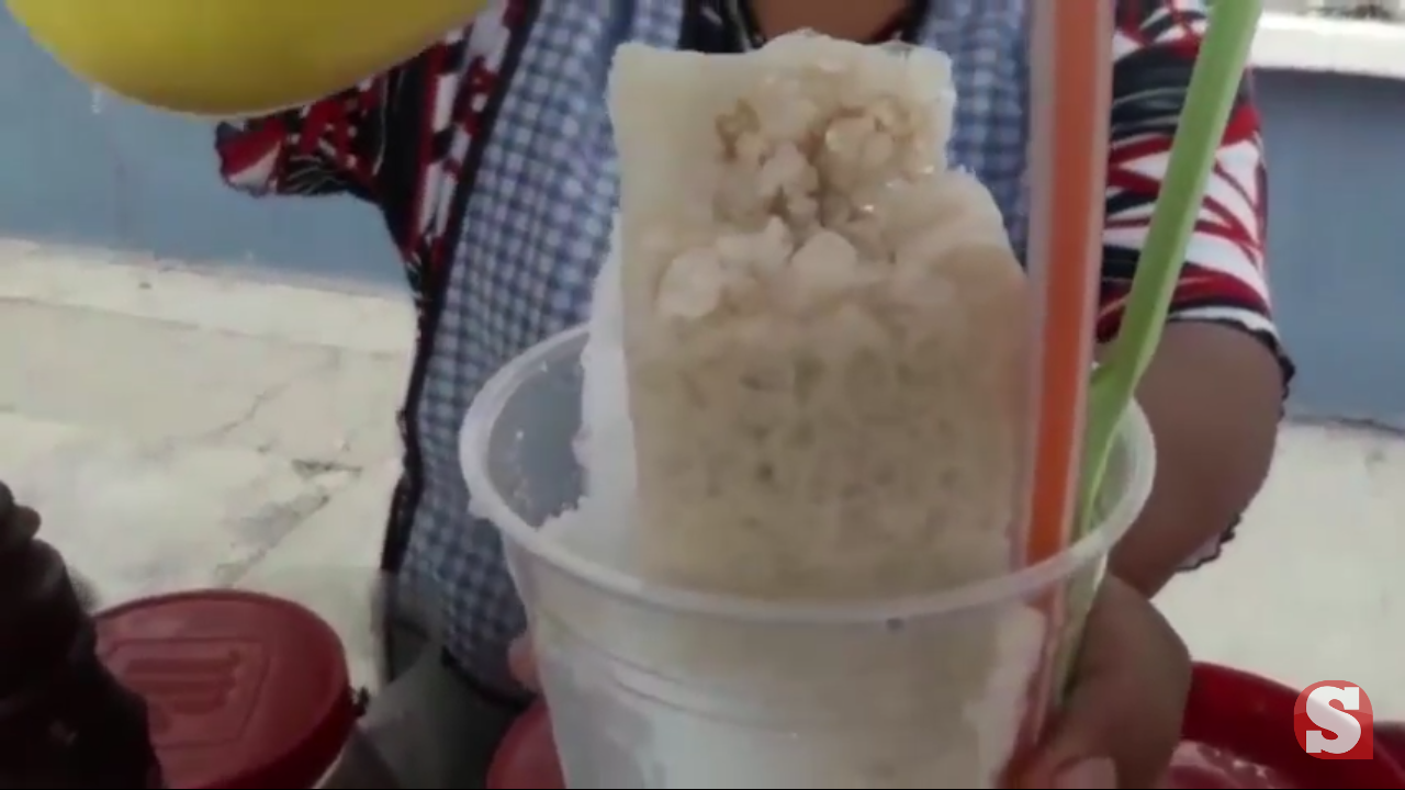 SALVADOR LLEVA 7 AÑOS COMO VENDEDOR DE RASPADOS.