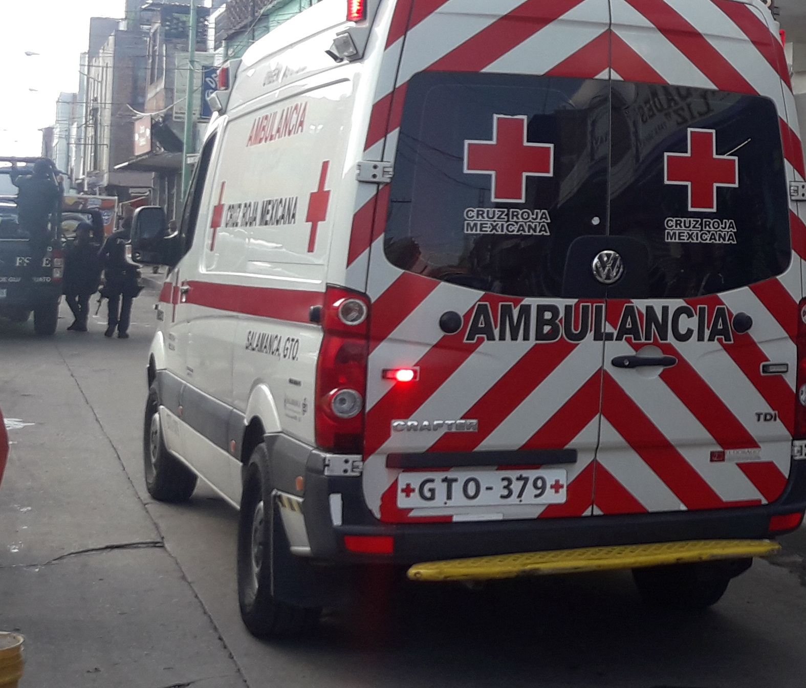 CHOQUE DESIGUAL ENTRE UNA MOTO Y UN VEHÍCULO DEJA COMO SALDO 2 JÓVENES  LESIONADOS FRENTE A «LA PUERTA 4»