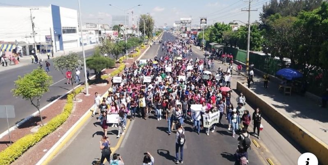 Cansados de la inseguridad, estudiantes del Tecnológico de Celaya marchan en protesta.