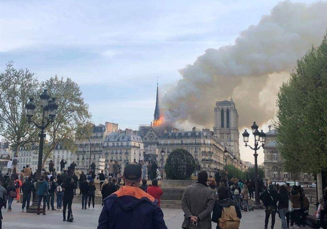 Se incendia catedral de Notre Dame de París