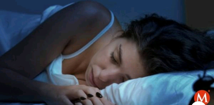 Dormir con la televisión encendida podría hacerte engordar: estudio