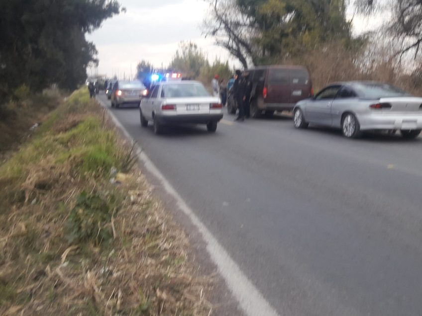 ROBAN VEHÍCULO A PAREJA EN CERRO GORDO Y LOS DEJAN TIRADOS EN LA CARRETERA