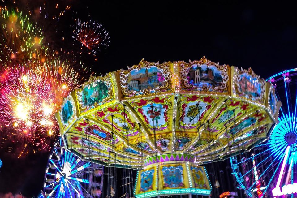 CUATRO NIÑAS CAEN DE JUEGO MECÁNICO EN LA FERIA DE LEÓN.