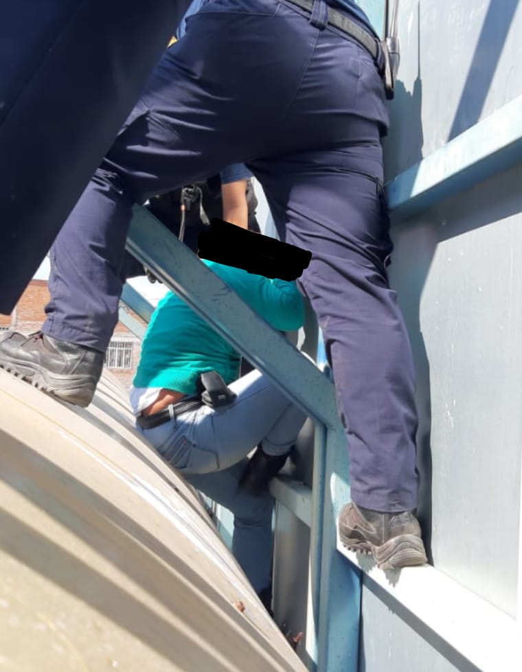 LLAMADA AL 911 SALVA A MUJER QUE SE AVENTARÍA DE PUENTE EN GUANAJUATO CAPITAL.