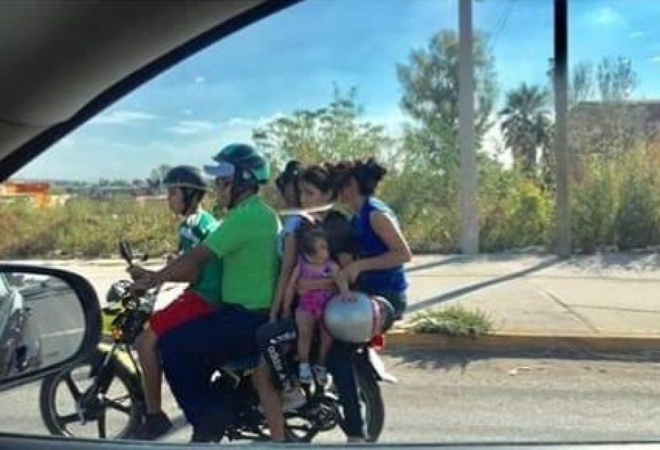 DIPUTADOS BUSCAN QUE MOTOCICLISTAS NO TRASLADEN MENORES DE EDAD QUE NO PUEDAN SUJETARSE SOLOS.