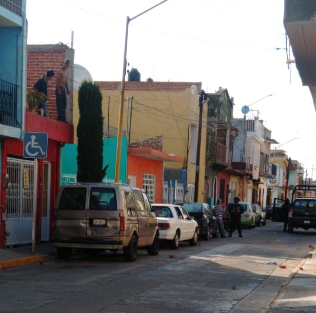 Vecinos de la calle Padre Marocho del a zona centro de Salamanca, denunciaron abuso policías durante un reporte de una persona agresiva.