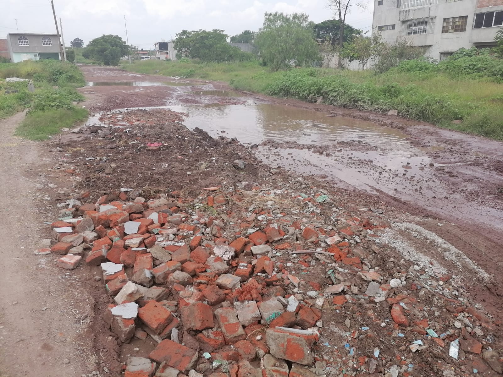CAMINO A URUETARO LLENO DE DESPERDICIOS Y MUEBLES ABANDONADOS.