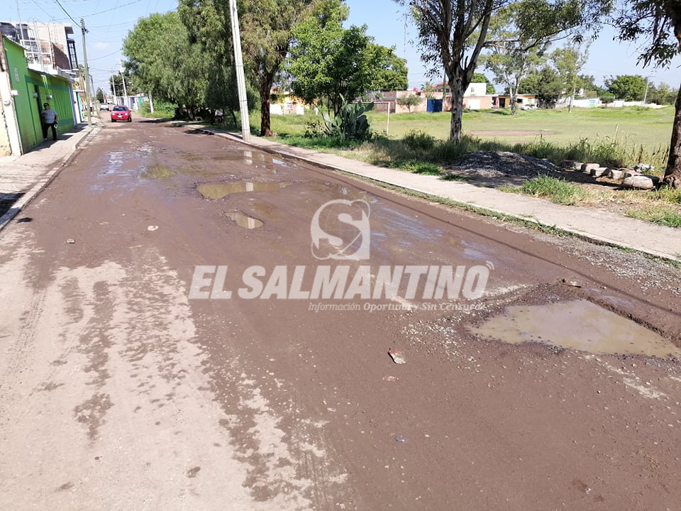 MOLESTAN TREMENDOS BACHES EN MANCERA QUE SIGUEN CRECIENDO CON LAS LLUVIAS.