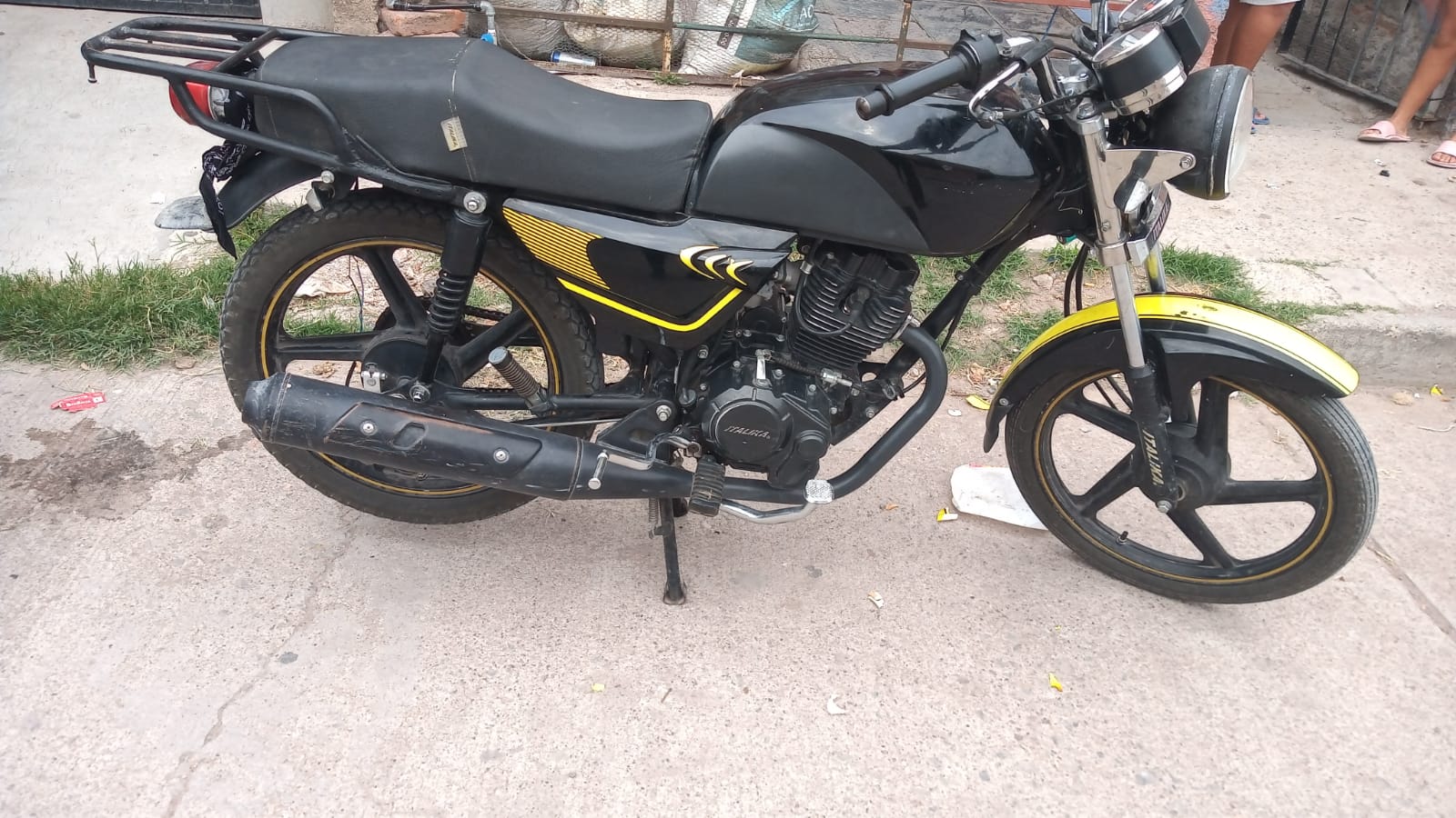 DETIENEN  A PERSONA CON MOTOCICLETA CON REPORTE DE ROBO EN LA COLONIA CONSTITUYENTES.