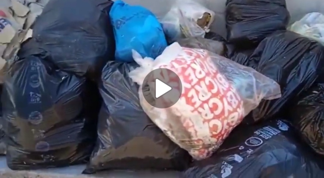 MOLESTOS LOS HABITANTES DE LA LOCALIDAD DE ANCÓN PUES AFIRMAN QUE EL SERVICIO RECOLECTOR DE BASURA SOLO PASA UNA VEZ A LA SEMANA.