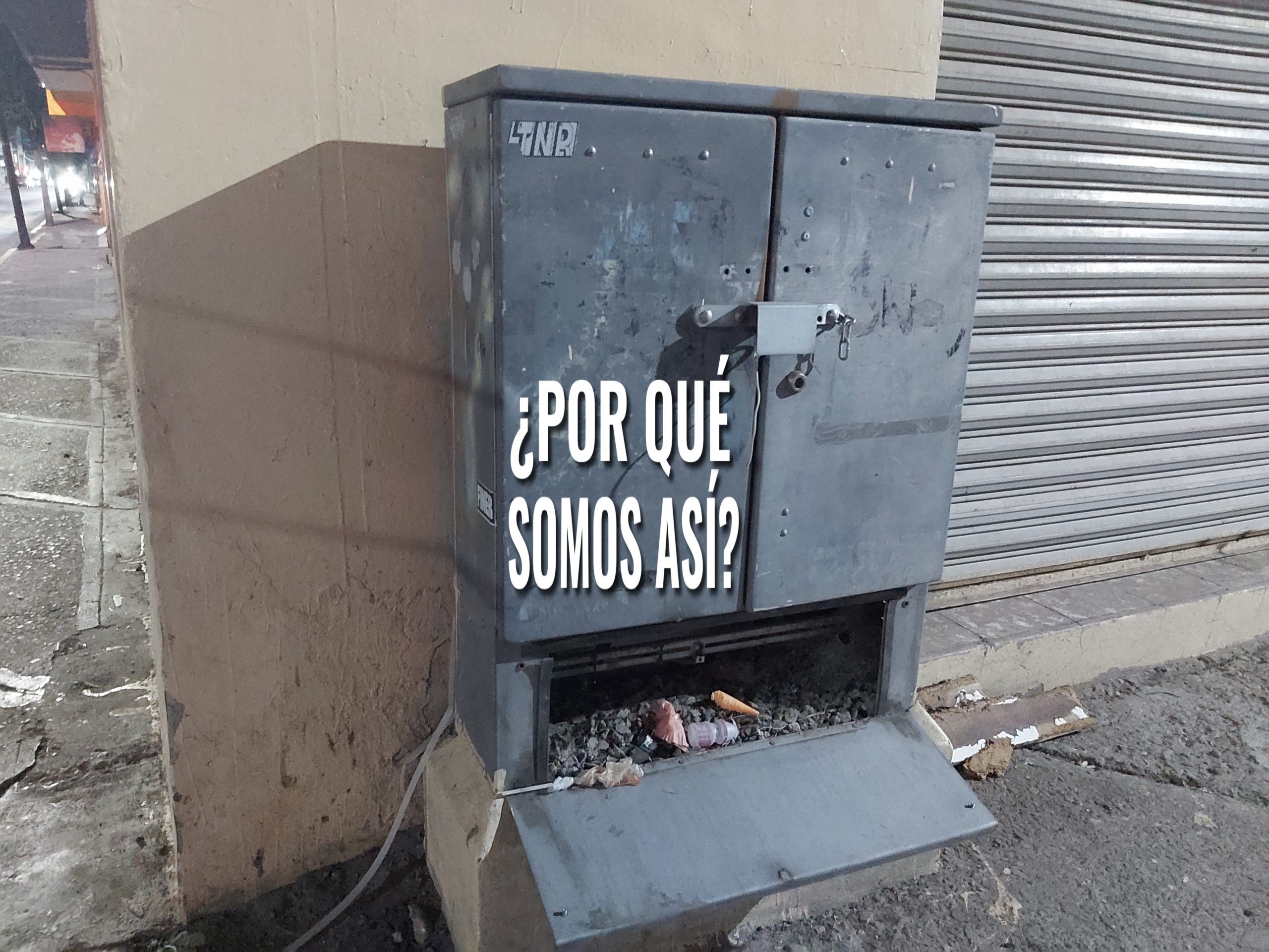 Y NOS QUEJAMOS, CIUDADANOS APROVECHAN CUALQUIER OPORTUNIDAD PARA DEJAR BASURA EN VIA PÚBLICA