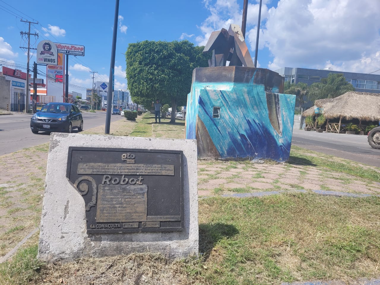 NI ESCULTURAS, NI SUS BASES. EL VANDALISMO PRESENTE EN LA AVENIDA FAJA DE ORO, AHORA ATACAN LAS BASES DE LAS ESTATUAS QUE DESAPARECIERON