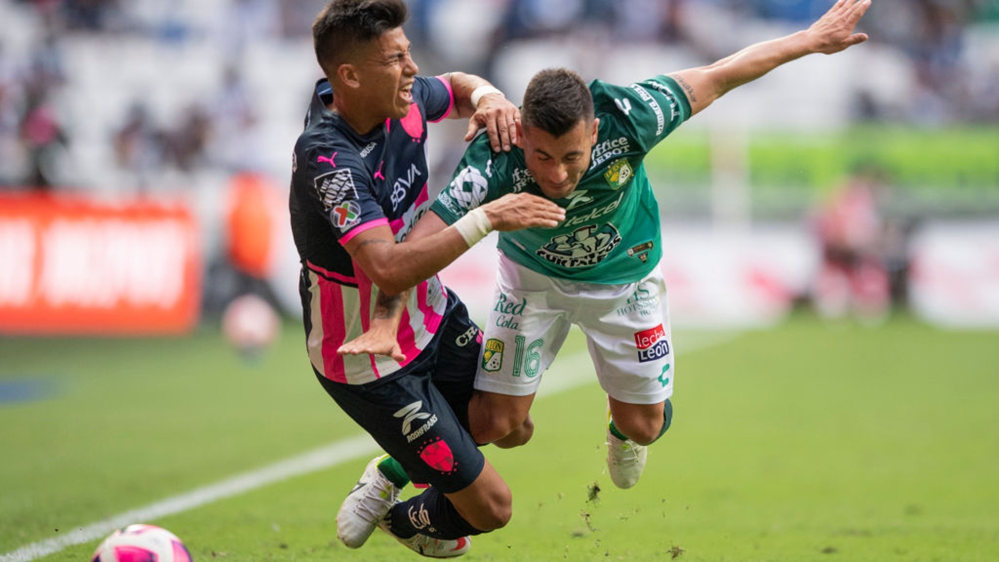 LEÓN LE PEGA RAYADOS EN EL GIGANTE DE ACERO