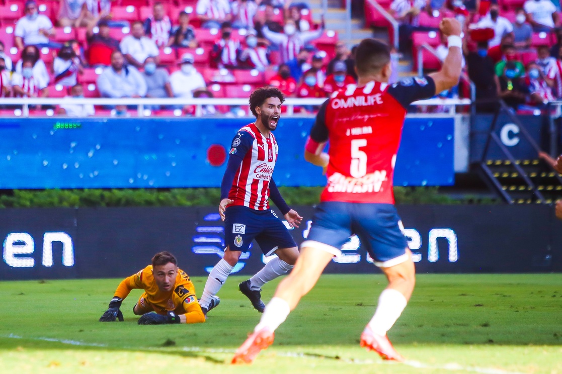 PRIMER TRIUNFO DE CHIVAS CON LEAÑO: GANA 2-0 A TOLUCA