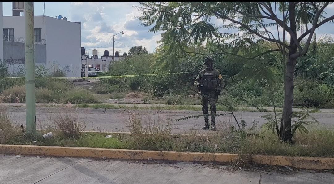 BALEAN A PAREJA AFUERA DE SU VIVIENDA; ELLA MUERE Y ÉL QUEDA HERIDO.