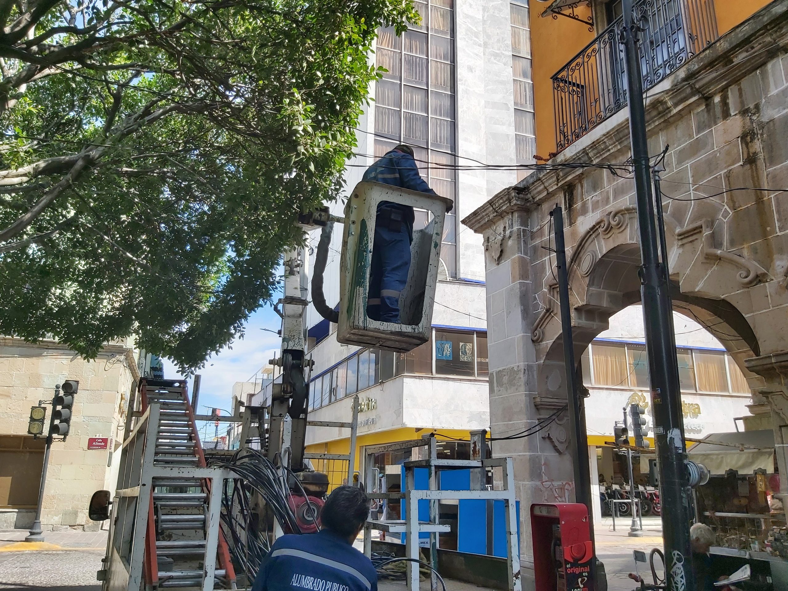 SE HIZO LA LUZ: DEPARTAMENTO DE ALUMBRADO PÚBLICO CUMPLE CON TAREAS DE REHABILITACIÓN EN EL MUNICIPIO.