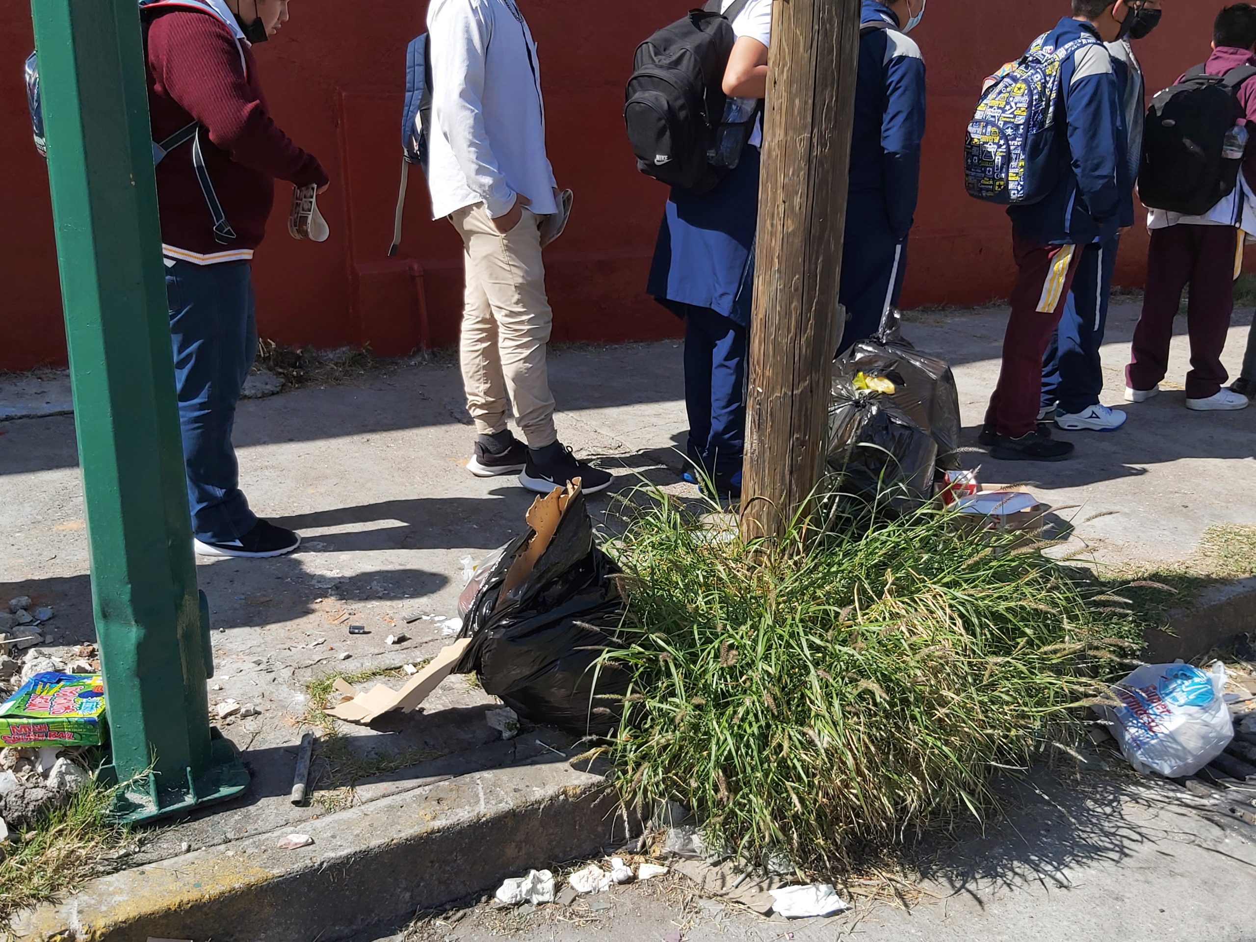 ALUMNOS DE LA 18 DE MARZO ENTRE ESCOMBRO Y BASURA